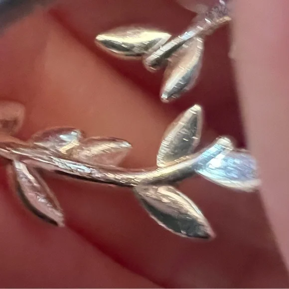 Tiffany & Co. Paloma Picasso®
Olive Leaf Bypass Ring Sterling Silver - Picture 6 of 8